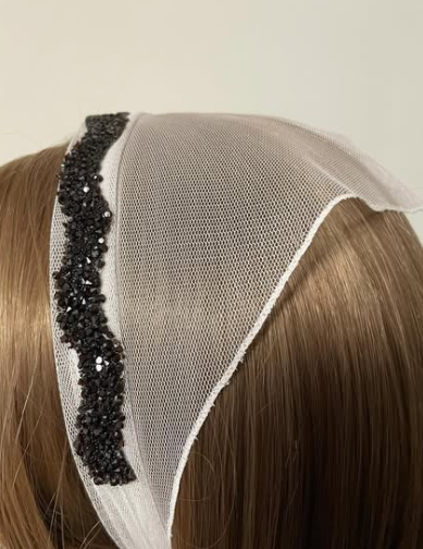 Batic din tul - Alb cu accesoriu din pietre negre